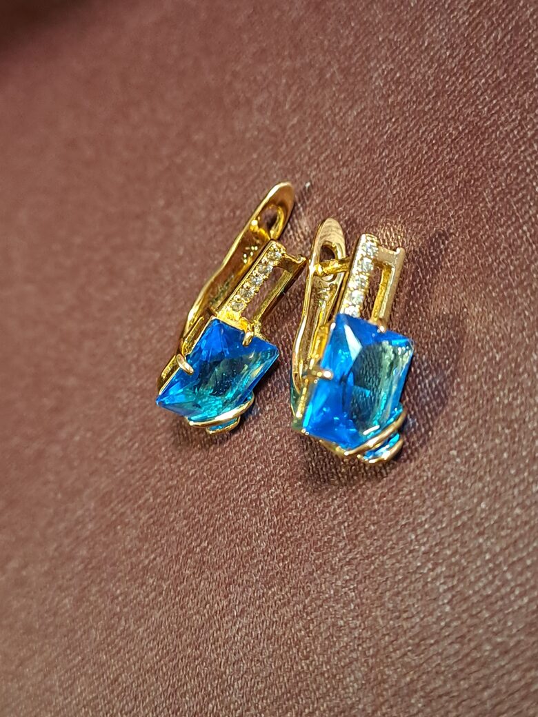 Auskari ar zilo actiņu