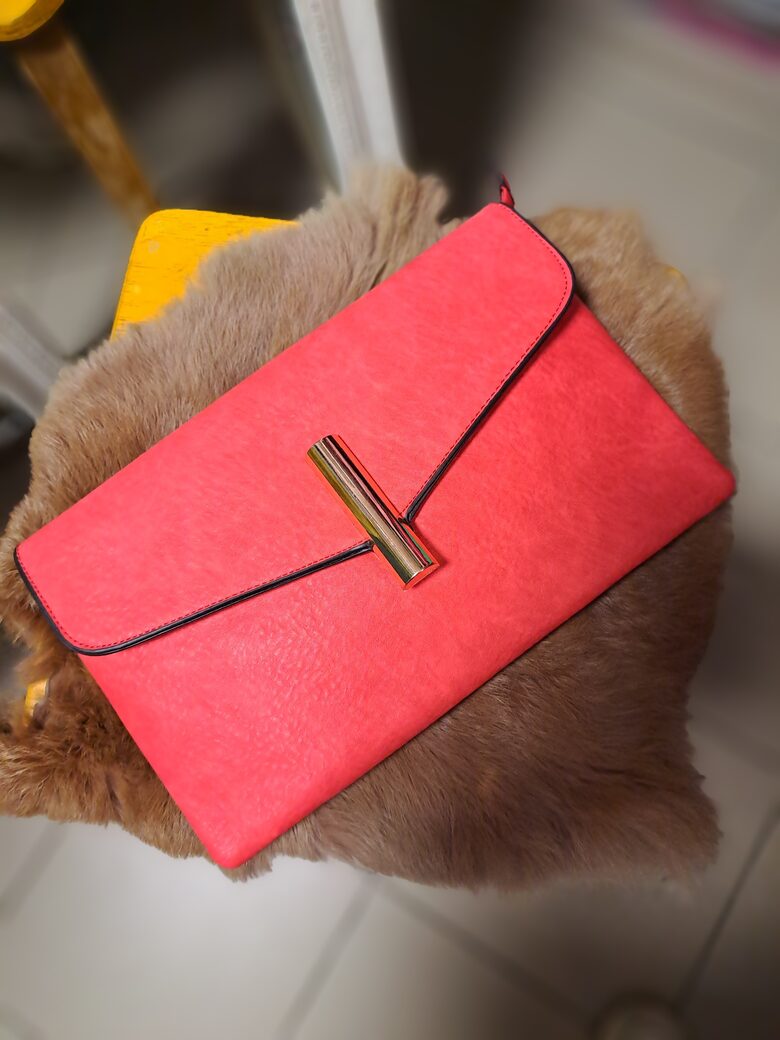 Aveņu krāsas klačiņa