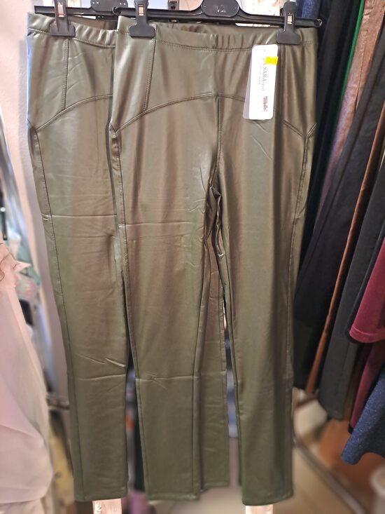 Siltinātie zaļās krāsas legingi