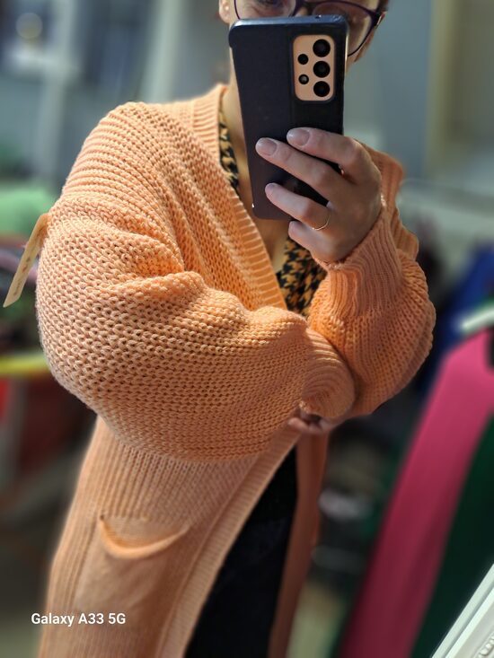 Persika krāsas garais kardigans