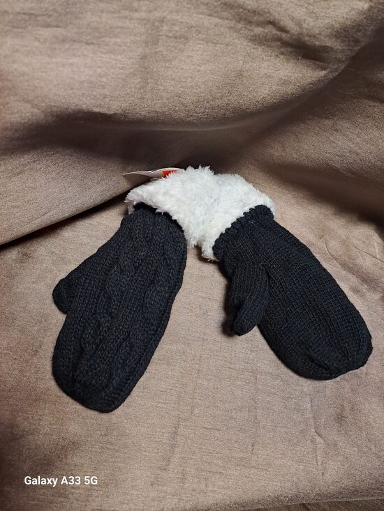 Melnie adītie ar oderi