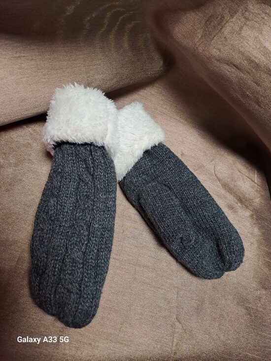 Pelēkie adītie ar oderi