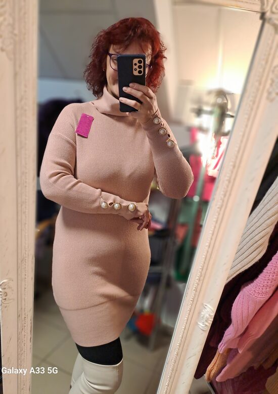 Pūderkrāsas džemperkleita