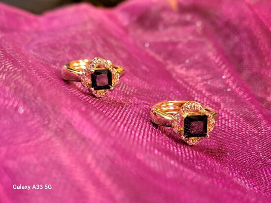 Riņķīš auskari ar melno actiņu