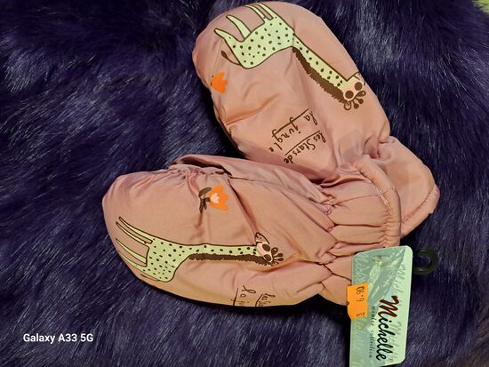 Pūder krāsas žirafe