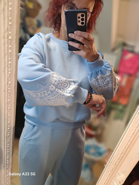 Debess zilais sporta kostīms ar mežģīni