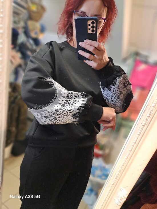 Melnais sporta kostīms ar mežģīni