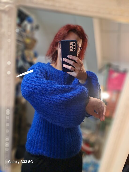 Zilais pūkainis džemperis