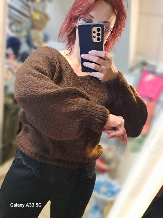 Šoko krāsas džemperis ar mežģīni