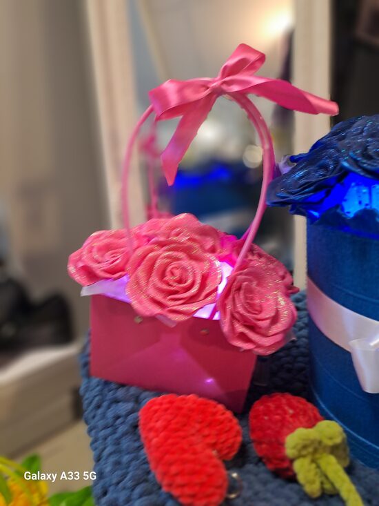 Rozā rožu gaismas pušķis