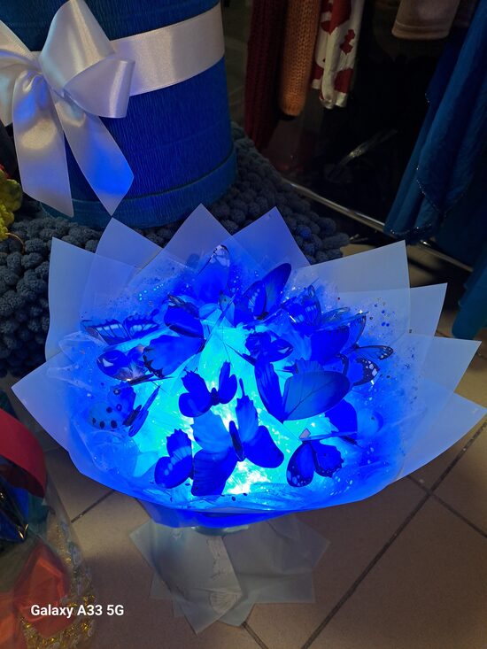 Zilo taureņu gaismas pušķis