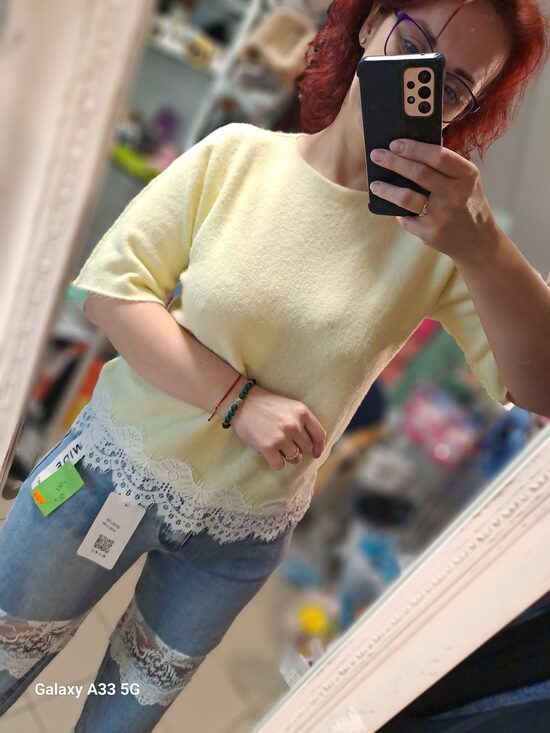 Gaiši dzeltenais džemperis ar mežģīni